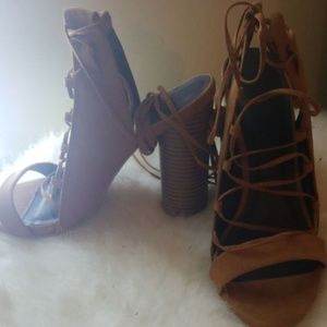 Lace up chunky pump